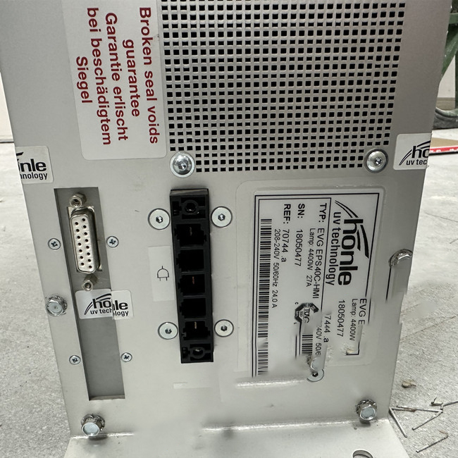德國(guó)Honle UV設(shè)備電源維修故障：UV電子電源調(diào)光動(dòng)態(tài)響應(yīng)速度快，從待機(jī)到全功率輸出時(shí)間只要 8毫秒，無(wú)任何系 統(tǒng)震蕩;可以與PLC連接進(jìn)入人工界面操作，可作出10%的長(zhǎng)時(shí)間待機(jī)，徹底避免系統(tǒng)穩(wěn)定 時(shí)間長(zhǎng)，安全性能低等弊端，同時(shí)徹底改變了依靠電容來(lái)調(diào)節(jié)燈光的強(qiáng)弱控制方式，且電容的耐壓強(qiáng)度遠(yuǎn)遠(yuǎn)不夠。PLC安裝接線簡(jiǎn)單，操作方便，無(wú)須密封安裝在箱體內(nèi)，可安裝在通風(fēng)良好的地方，大幅度節(jié)省安裝、運(yùn)輸成本。 德國(guó)Honle UV設(shè)備電源維修方法： 1、高頻方波技術(shù)( 18KHZ方波輸出），比傳統(tǒng)UV變壓器增加20%以上的UV能量輸出，能夠以閃光燈模式工作，降低能耗; 2、軟開(kāi)關(guān)啟動(dòng)系統(tǒng)，大幅度減低啟動(dòng)時(shí)間(約45秒)，延長(zhǎng)燈管使用壽命; 3、單片機(jī)動(dòng)態(tài)控制技術(shù)，使電源轉(zhuǎn)換效率達(dá)到更高，自動(dòng)找到燈管的工作電壓和電流，自動(dòng)進(jìn)行調(diào)整燈管的工作參數(shù); 4、高速IGBT以及軟開(kāi)關(guān)技術(shù)，響應(yīng)速度快，從待機(jī)到全功率輸出時(shí)間只要 8MS; 5、功率調(diào)幅技術(shù)，輸出功率10%~100%無(wú)級(jí)可調(diào)，長(zhǎng)期待機(jī)功率僅要10% 6、相位平衡技術(shù)，功率因素96%，，無(wú)沖擊電流;